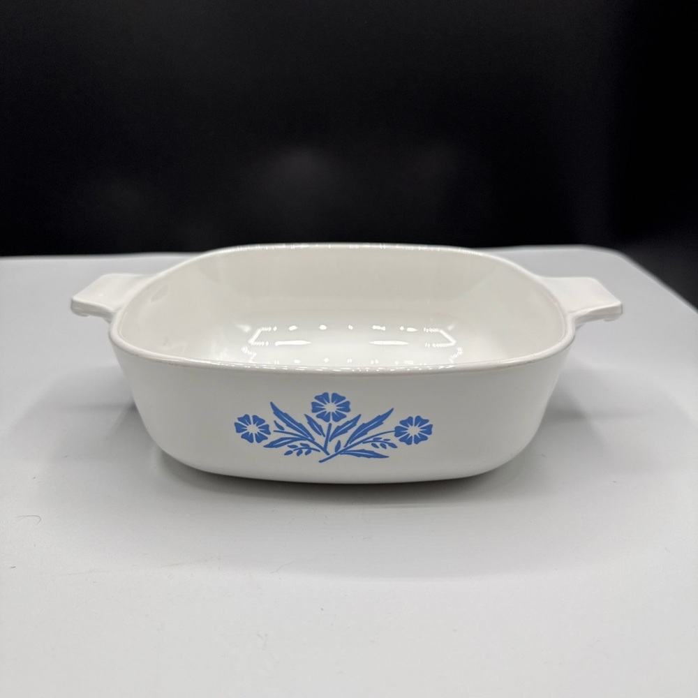 Corningware casserole dish NO LID.